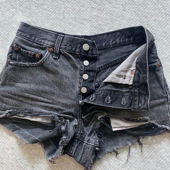 Black Lightwashed Levi’s - Picture 4 of 4